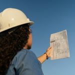 Ingénieure sur chantier consultant un plan technique
