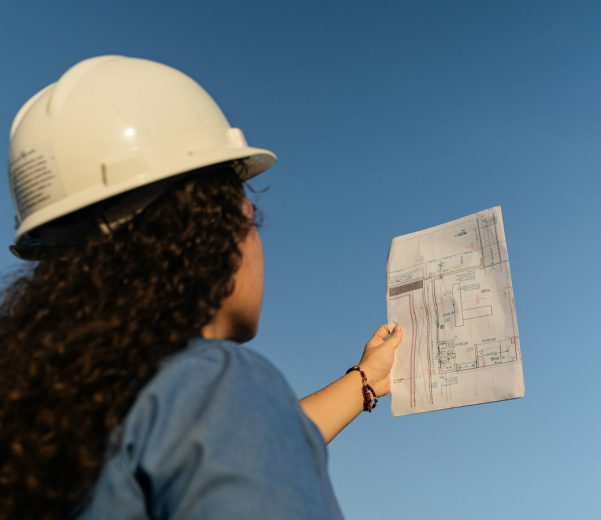 Ingénieure sur chantier consultant un plan technique