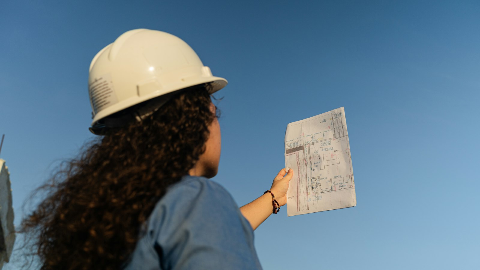 Ingénieure sur chantier consultant un plan technique