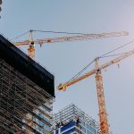 Grues de chantier et échafaudages sur un grand projet de construction