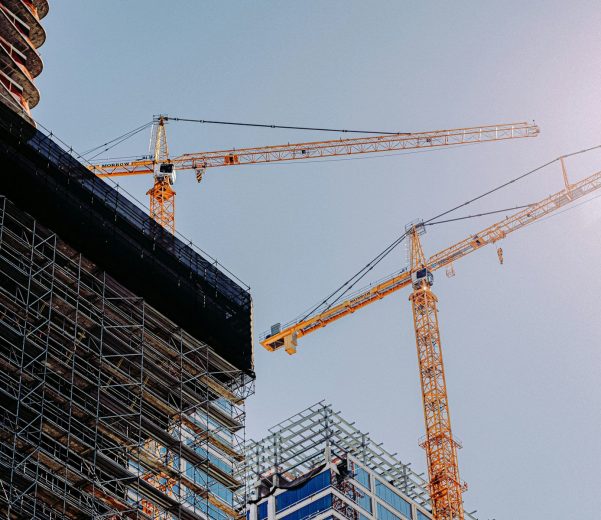 Grues de chantier et échafaudages sur un grand projet de construction