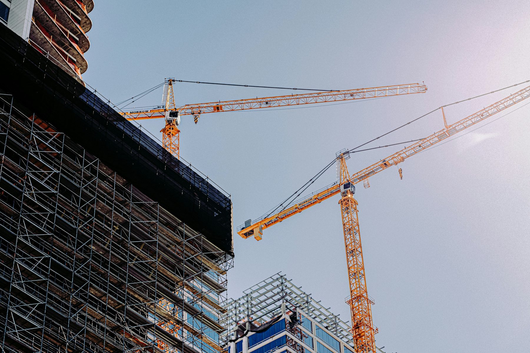 Grues de chantier et échafaudages sur un grand projet de construction