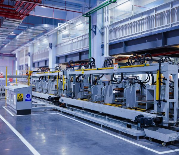 Ligne de production industrielle en usine : équipements suivis par une GMAO au Maroc