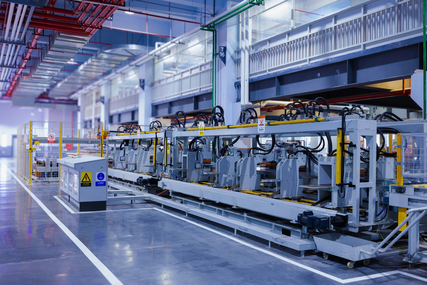 Ligne de production industrielle en usine : équipements suivis par une GMAO au Maroc